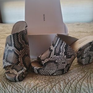 Nordstrom Women's Black and Gray Snake Print Mules